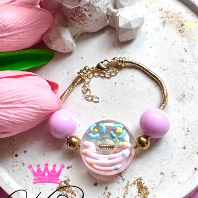 Pulsera tipo pandora en rodio y dije de dona grande en resina, balines #16