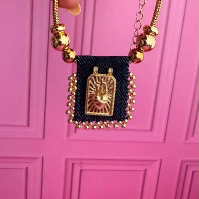 Pulsera escapulario en tela denim azul con Sagrado Corazón dorado