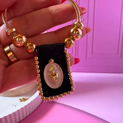Pulsera escapulario en denim negro con Sagrado Corazón dorado