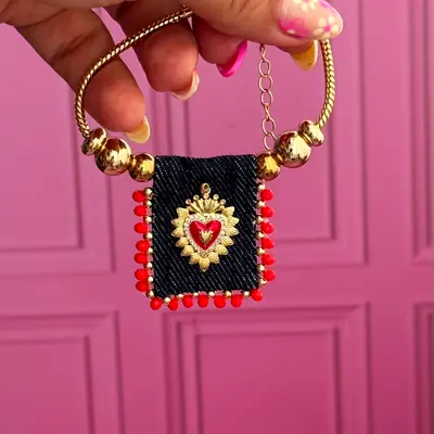 Pulsera escapulario en denim con detalles rojos y Sagrado Corazón