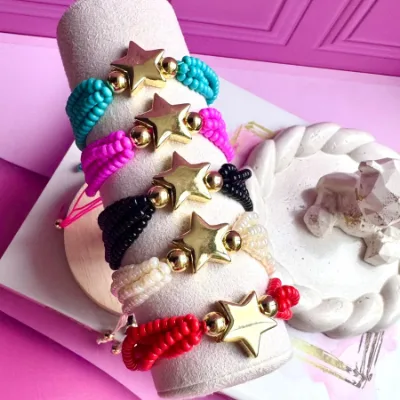 Pulseras con dije en rodio de estrella grande y mostacilla terminación de la pulsera con tejido macrame