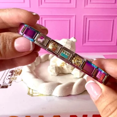Pulso elástico en acero en color tornasol, 4 charms