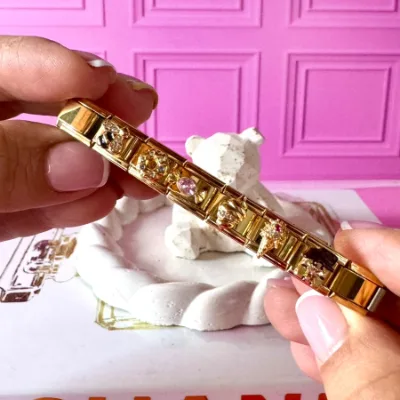 Dije en acero elatisca en color dorado, dije de abeja, dije de dona, dije de caramelo, dije de helado, dije de cono con cristales, dije de chocolate. 6 charms