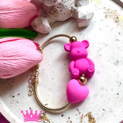 Pulsera tipo Pandora en rodio, dije de oso en resina y balines en acero corazon en caucho.