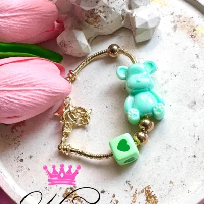 Pulsera tipo Pandora en rodio, osito en resina y balines en acero