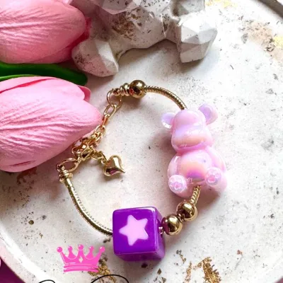 Pulsera tipo Pandora, oso en resina cubo en acrílico y balines de acero