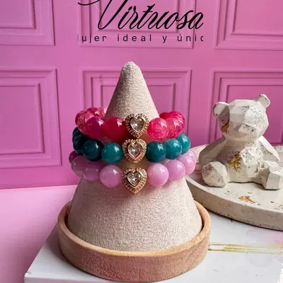 Pulseras elásticas de piedras naturales en fucsia, verde azulado y rosa con dije de corazón dorado