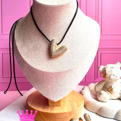 Aretes y dije en rodio collar en cuero