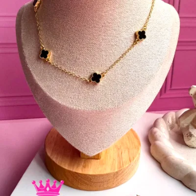 Collar y aretes en rodio en color negro.
